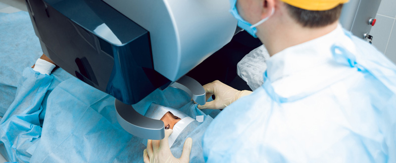 An ophthalmologist doing cataract surgery